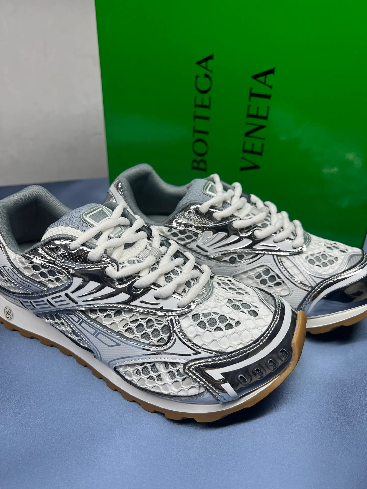 👟👟Ex-factory price 600👟👟 Men's size +10 Real photos 🔥🔥BV Orbit sneakers Wang Yibo's same style couple's dad shoes Runner sneakers, made of lightweight technical mesh fabric. Matched with geometric pattern designed rubber outsole Wang Zha series high version Look for the package craftsmanship The actual height is much higher, but the legs are still slim. Very nice and playable and durable Matching to the standard 💯 Package shoe technology Look for the high version The outsole is made of color-blocked TPU outsole Women's model 35 36 37 38 39 40 41 (40 41 customized) Men's model 39 40 41 42 43 44 45. (Customized size 45) (Customer logo can be accepted without refund or exchange at a favorable price) Equipped with original packaging